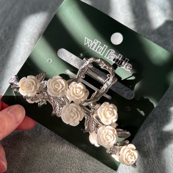 wild fable Accessories - NWT Wild Fable Silver and White Floral Hair Clip